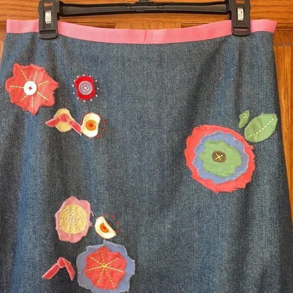 Classic BODEN skirt 8 denim with FABULOUS appliqué accents EXCELLENT condition - Picture 2 of 15